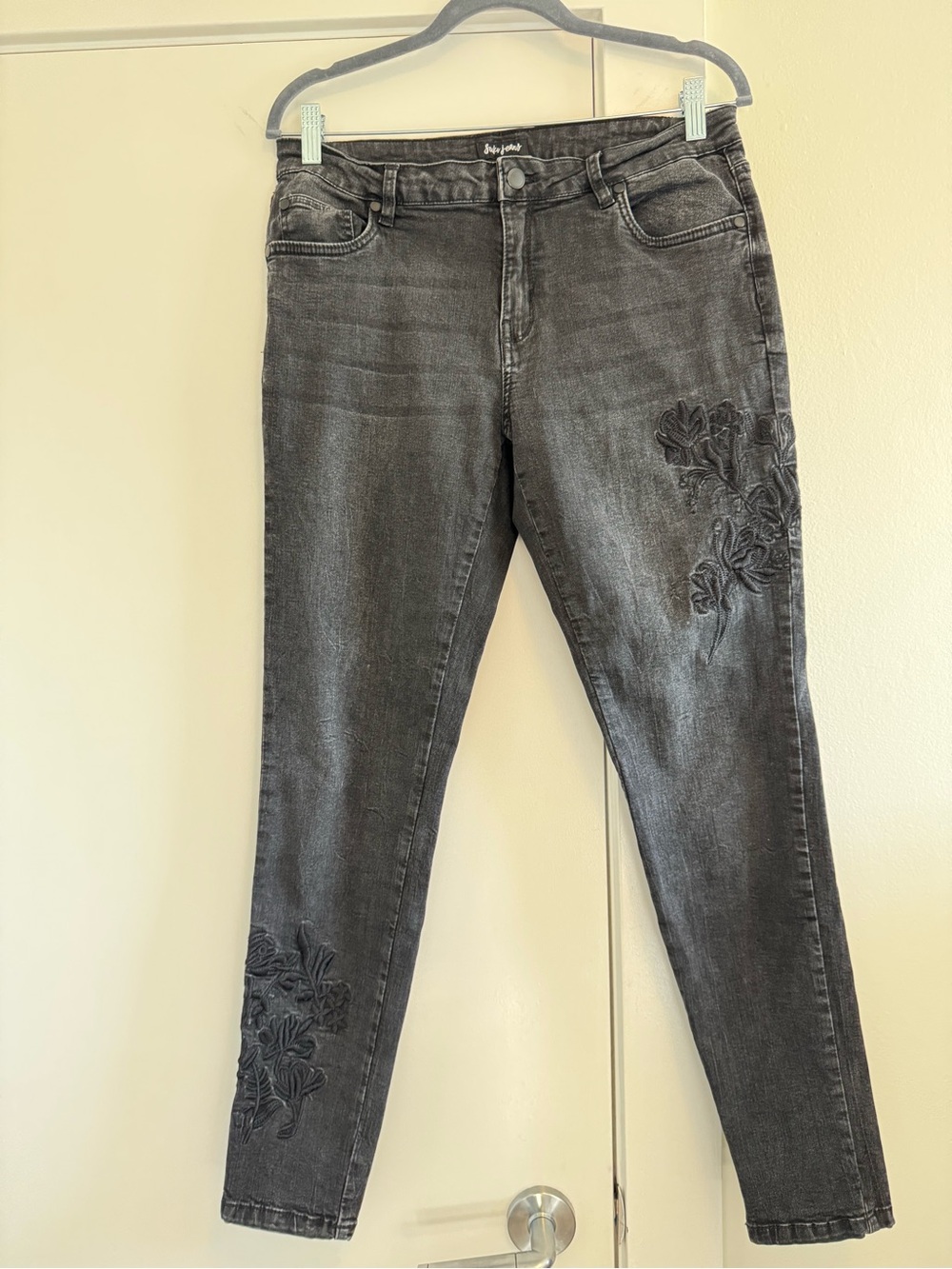 Suko Jeans Black Grey Faded Floral Embroidered Skinny Ankle Jeans Size 10